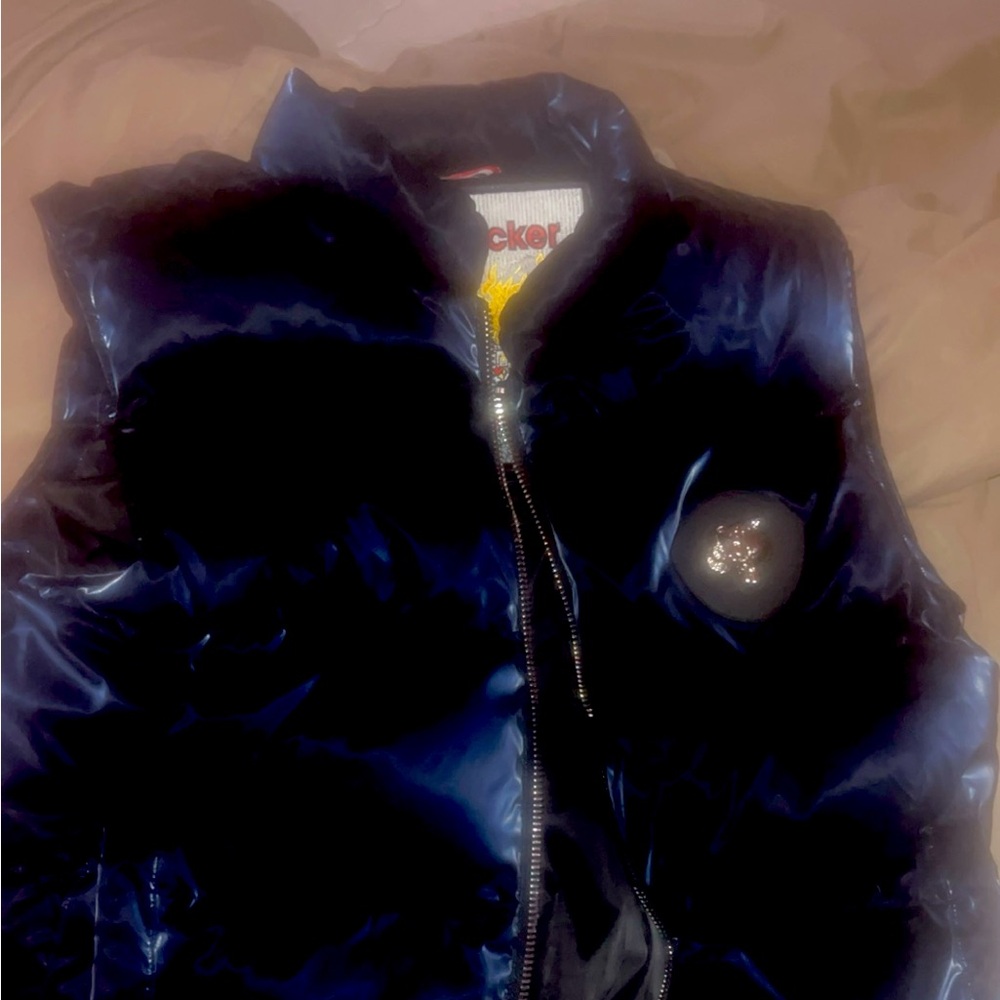 I’m selling a woodpecker vest never been warned and the colour is blackish blue